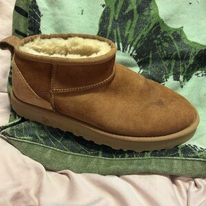 UGG Tan single right boot